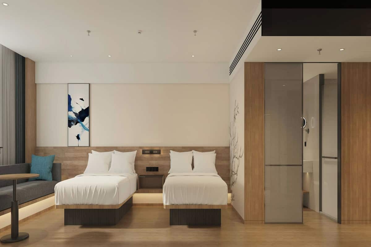 Quarto superior, 2 camas de casal, vista para a cidade
