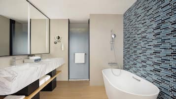 Douche, douche à « effet pluie », sÚche-cheveux, chaussons