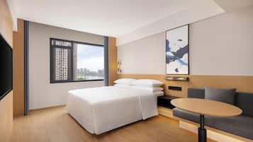 Suite superior, 1 cama de matrimonio grande, vistas a la ciudad | Edredones de plumas, caja fuerte, cortinas opacas y wifi gratis