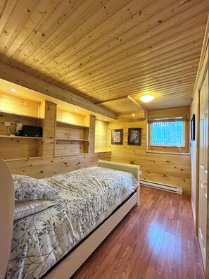 Iron/ironing board, WiFi, bed sheets - Stay on the Coast | Steps to EC Trails, Private Torbay Retreat | Family Friendly (Torbay)