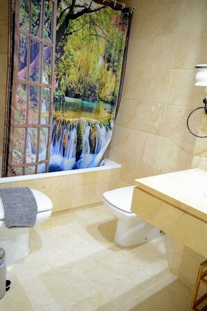 Asciugacapelli, bidet, asciugamani, sapone