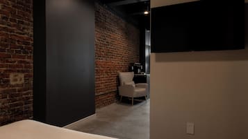 Deluxe Room, 1 Queen Bed, Private Bathroom