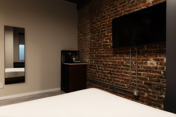 Superior Room, 1 Queen Bed, Private Bathroom | Hypo-allergenic bedding, desk, laptop workspace, iron/ironing board - The Pomerantz Hotel by Sosuite (Philadelphia)