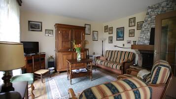 Televisión, chimenea y estéreo