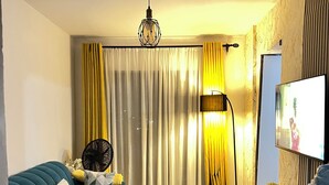 Uma sala de estar moderna com um sofá, mesa de centro e televisão.