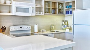 Refrigerador, microondas, horno y parrilla de estufa 