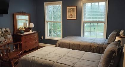 Jayne's Timeless Treasures 1-Bedroom Bed & Breakfast in charming Port Matilda.