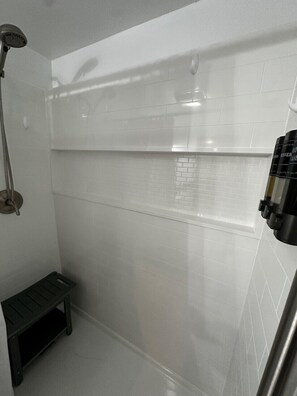 Dusche, Haartrockner, Seife, Toilettenpapier