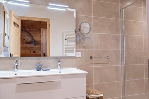 Eco-friendly toiletries - Chalet du Silence - Panoramic lake view & exceptional design (Barésia-sur-l'Ain)