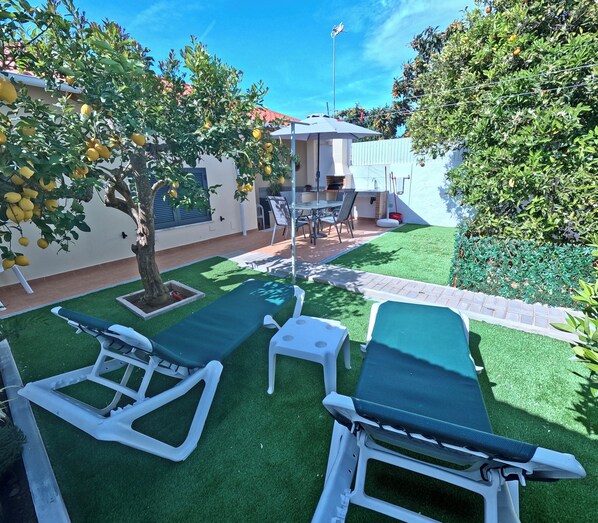 Outdoor dining - Vrbo Property (Alcantarilha)