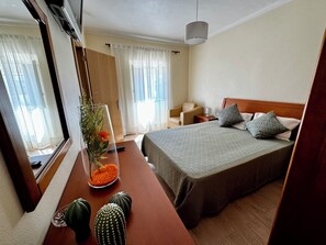 Room - Vrbo Property (Alcantarilha)