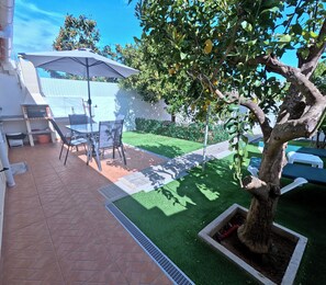 Outdoor dining - Vrbo Property (Alcantarilha)