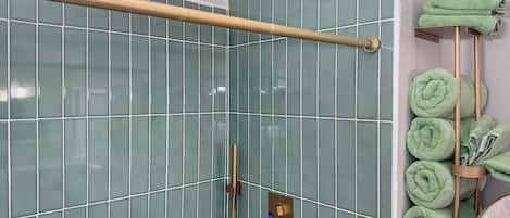 Dusche, Haartrockner, Bidet, Handtücher