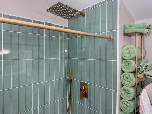 Two Story Private Loft - Pet Friendly - Fast WiFi