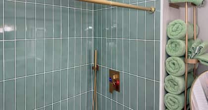 Two Story Private Loft - Pet Friendly - Fast WiFi