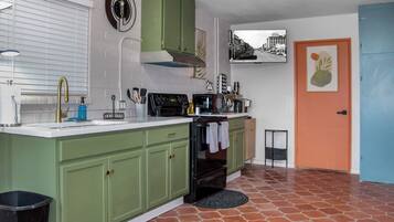 Frigorifero, microonde, forno, piano cottura