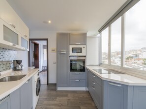 Kühlschrank, Mikrowelle, Ofen, Wasserkocher mit Kaffee-/Teezubehör