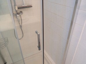 Douche, sèche-cheveux