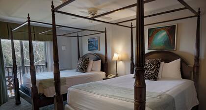 2 Queen Beds + Private Balcony
