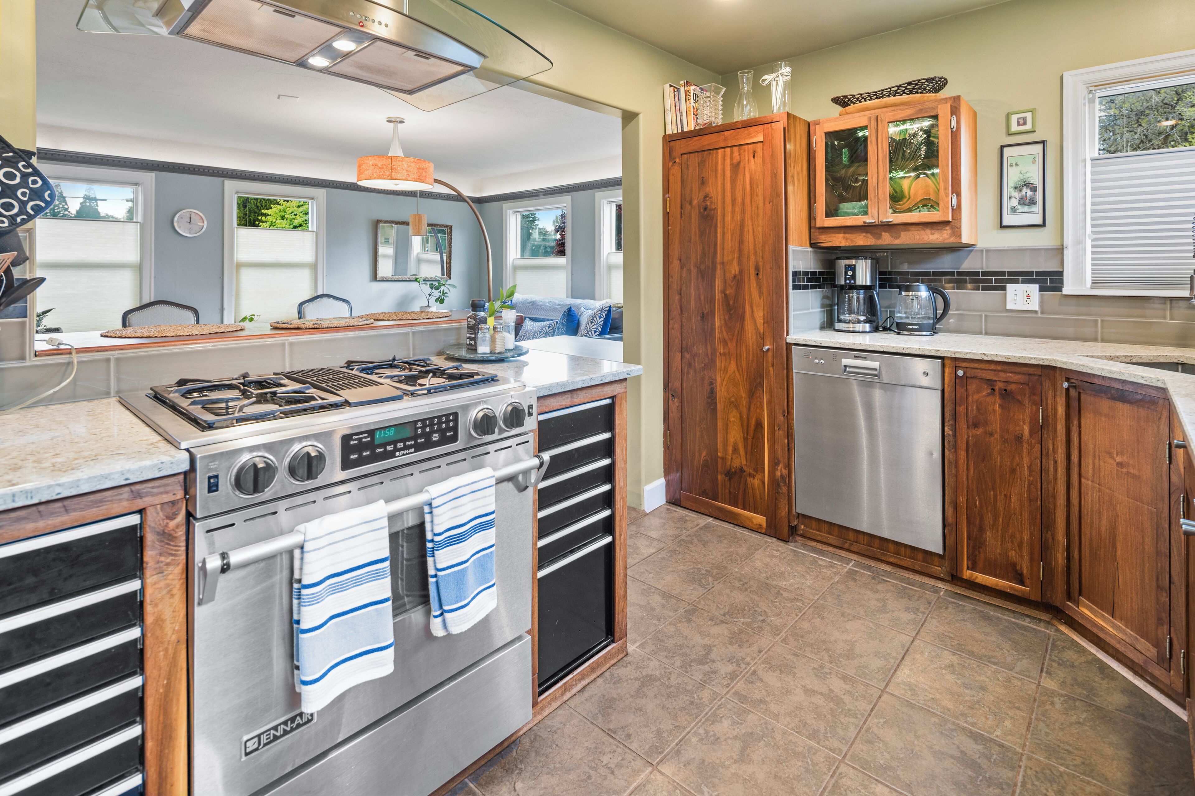 Fridge, oven, stovetop, dishwasher