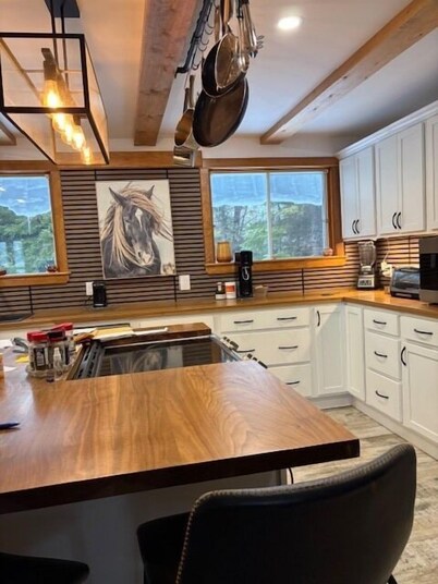 Farmhouse: Spacious 3-Bedroom at Liscomb Lodge
