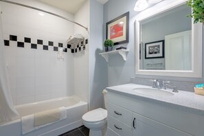 Shower, towels - Harbour House #315 - "Coastal Cabana" (Fort Myers Beach)