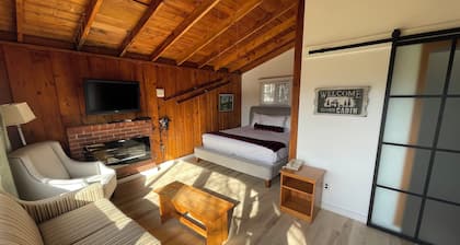 Open-Concept Queen Chalet