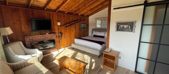 Open-Concept Queen Chalet