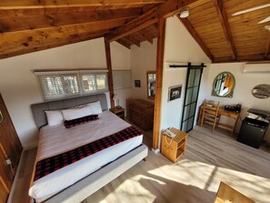 Room - Deluxe Accessible King Chalet with River View Deck (Liscomb)