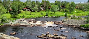 Deluxe Accessible King Chalet with River View Deck