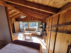 Room - Deluxe Accessible King Chalet with River View Deck (Liscomb)