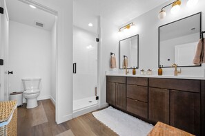 Shower, towels - Roam Retreat Near Snowbasin R5931 | Pool | Hot Tub (Mountain Green)
