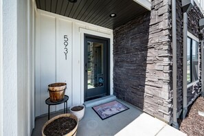 Exterior detail - Roam Retreat Near Snowbasin R5931 | Pool | Hot Tub (Mountain Green)