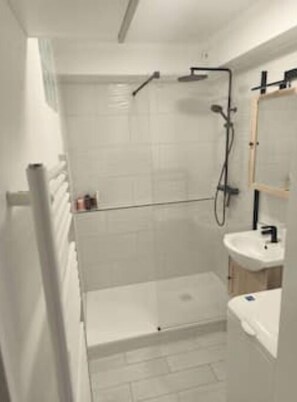 Dusche, Haartrockner, Handtücher, Seife