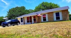 Exterior - 4-bedroom 2-bathroom house VERY close to Lackland AFB BMT (San Antonio)