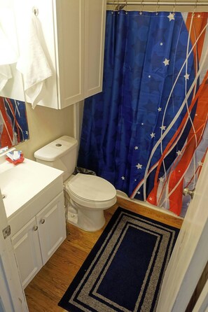 Haartrockner, Handtücher, Seife, Toilettenpapier
