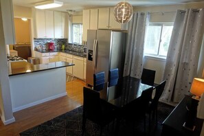 Private kitchen - 4-bedroom 2-bathroom house VERY close to Lackland AFB BMT (San Antonio)