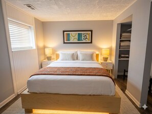 Iron/ironing board, WiFi, bed sheets - Luxury Furnished Garden Unit in North Park. Stylish, Modern & Peaceful (Chicago)