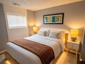 Iron/ironing board, WiFi, bed sheets - Luxury Furnished Garden Unit in North Park. Stylish, Modern & Peaceful (Chicago)