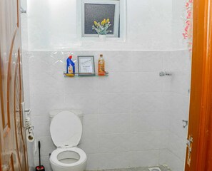 Serviettes fournies, savon, papier de toilette