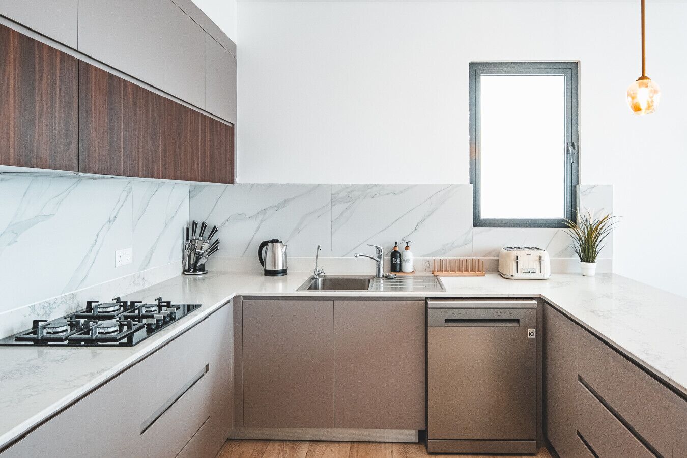 Réfrigérateur, four à micro-ondes, un four, surface de cuisson