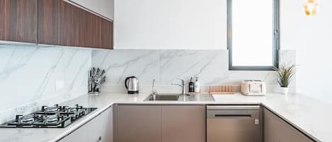 Réfrigérateur, four à micro-ondes, un four, surface de cuisson
