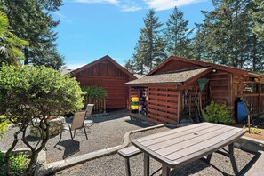 Outdoor dining - Bayview Place | Ocean View Log Retreat, Hot Tub (Duncan)