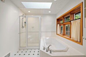 Regadera, toallas, jabón, papel de baño 