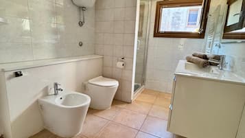 Doccia, asciugacapelli, bidet, asciugamani