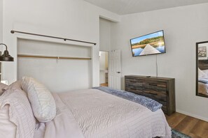 Desk, iron/ironing board, travel cot, WiFi - Relaxed Kaneohe Retreat | Carport, AC, W/D (Kaneohe)