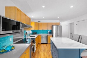 Fridge, microwave, oven, stovetop - Dock and Dune Cottage (Norfolk County)