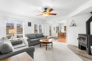 TV - Dock and Dune Cottage (Norfolk County)