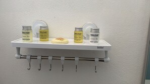 Douche, serviettes fournies, savon, papier toilette