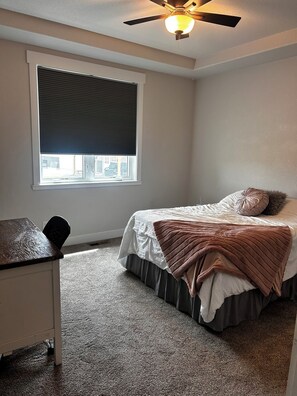 Room - Spacious & fully equipped home with hot tub, pool, and gym! (Cheyenne)